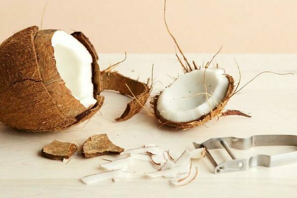 come sbucciare una noce di cocco