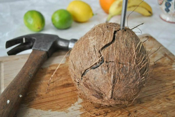 come sbucciare una noce di cocco