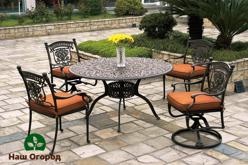Metal garden furniture, in addition to being very beautiful, can serve you for many years
