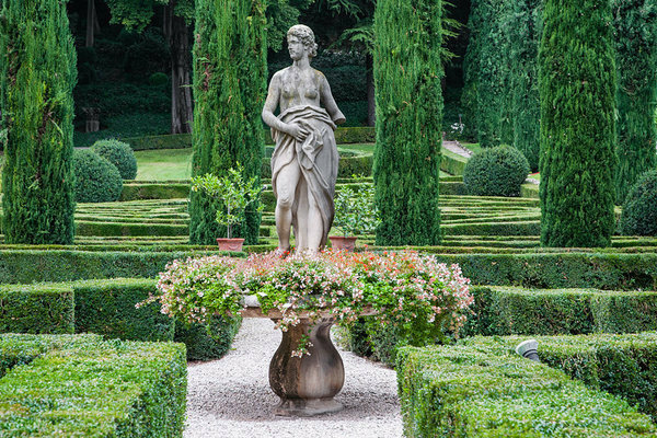khu vườn trong bức ảnh phong cách Ý